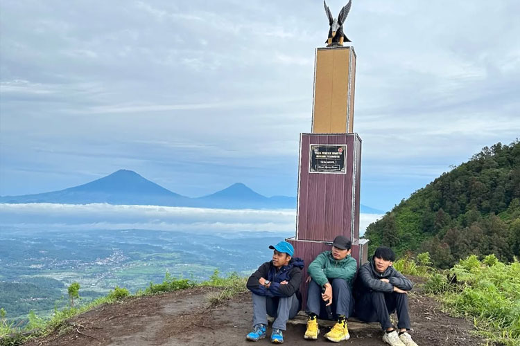 Tugu Puncak Ismoyo, salah satu tempat favorit bagi para pengunjung gunung ini. (FOTO: ig, telomoyo1894mdpl)