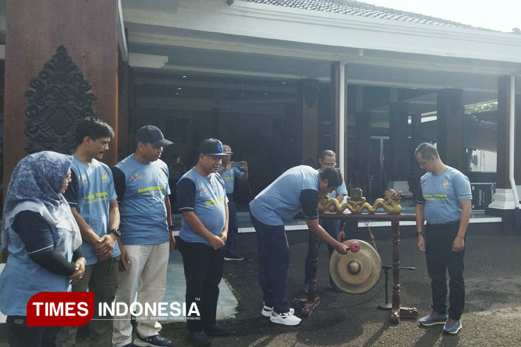 Pembukaan O2SN-FLS2N 2025 ditandai dengan pemukulan gong oleh Wabup Pacitan Gagarin Sumrambah. (FOTO: Yusuf Arifai/TIMES Indonesia)