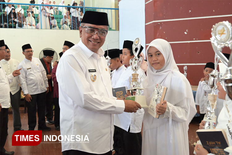 Wali Kota Banjar saat menyerahkan anugerah tahfiz ke salah satu siswi. (Foto: Susi/Times Indonesia)