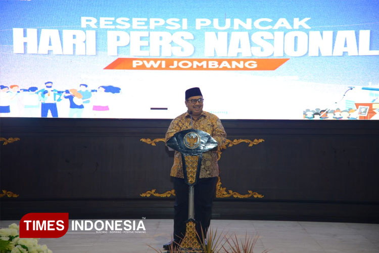 Bupati Jombang Warsubi saat sambutan pada malam puncak peringatan Hari Pers Nasional dan PWI Jombang Award 2025 di Pendopo Jombang, Selasa (27/5/2025) malam. (FOTO: Rohmadi/TIMES Indonesia)