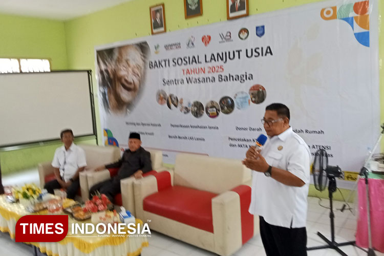 Plt Kadis Sosial (Kadinsos) Provinsi Maluku Utara Zen Kasim saat memberikan pemaparan kepada sejumlah para lansia di Hari Lansia Nasional. (Foto: Haerun Hamid/TIMES Indonesia)