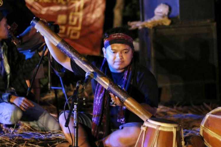 komunitas-Gandes-memainkan-alat-musik-tradisional-3.jpg