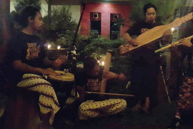 Beberapa personil komunitas Gandes memainkan alat musik tradisional. (FOTO: Dok. Gandes)