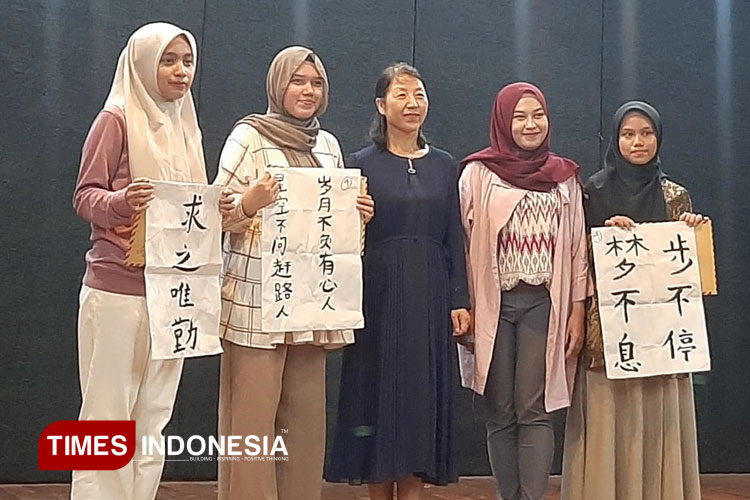 lomba-Kaligrafi-Tiongkok.jpg