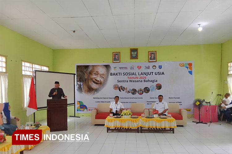 Wakil Gubernur Maluku Utara Sarbi Sehe saat membuka acara Bakti Sosial Lanjut Usia Tahun 2025 di Panti Sosial dan Rehabilitasi Sosial, Kelurahan Ubo-ubo, Kecamatan Ternate Selatan, Kota Ternate. (FOTO: Haerun Hamid/TIMES Indonesia)