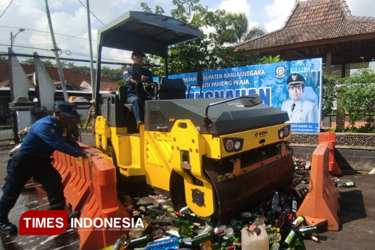 Satpol PP Banjarnegara dan jajaran Forkopimda dan pejabat pemkab saksikan pemusnahan miras. (FOTO: Muchlas Hamidi/TIMES Indonesia)