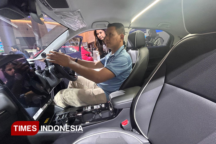 Dandim 0830/Surabaya Kolonel Inf Didin Nasruddin Darsono saat mencoba fitur mobil listrik e:N1 di IIMS Surabaya 2025, Kamis (29/5/2025).(Foto : Lely Yuana/TIMES Indonesia)