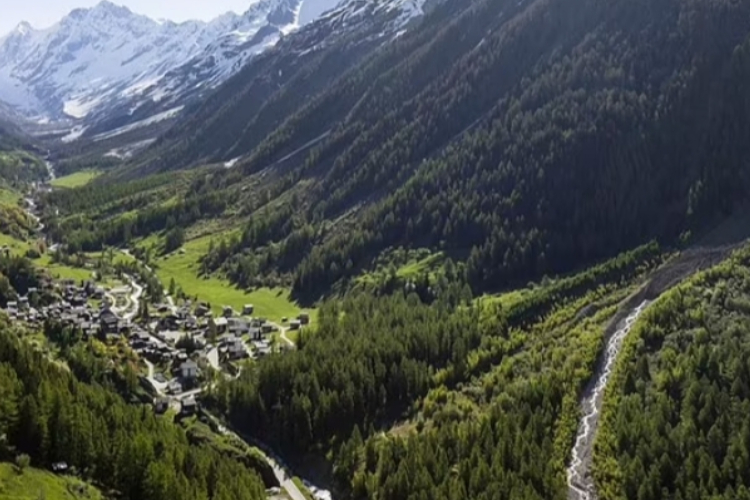 Satu Desa Terkubur Gletser di Swiss, Satu Orang Hilang