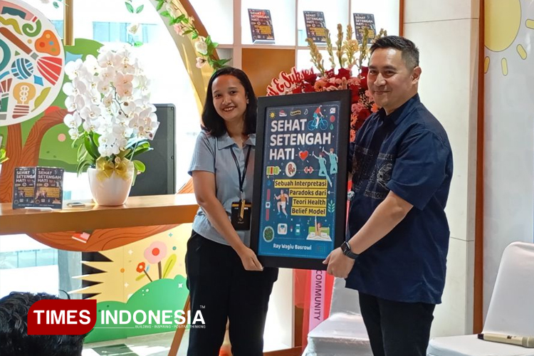 Buku terbaru berjudul Sehat Setengah Hati - Interpretasi Paradoks Health Belief Model, karya Ray Wagiu Basrowi. (FOTO: Fahmi/TIMES Indonesia)