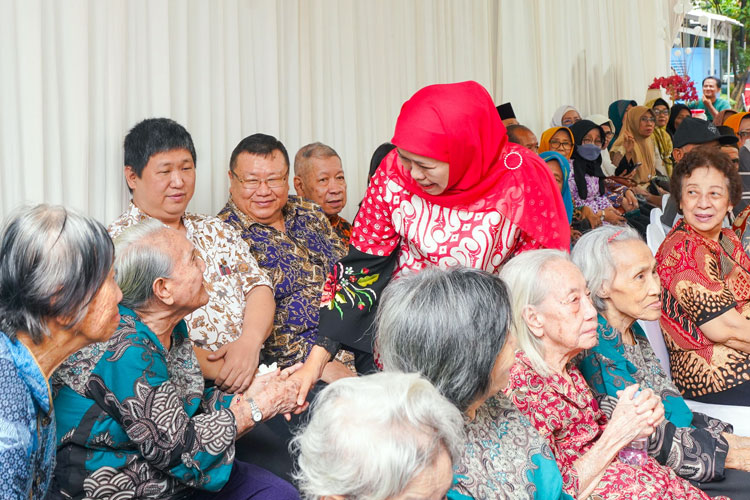 Peringati Hari Lanjut Usia Nasional, Gubernur Khofifah Potong Tumpeng di Panti Werda