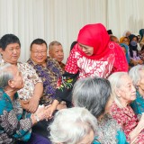 Peringati Hari Lanjut Usia Nasional, Gubernur Khofifah Potong Tumpeng di Panti Werda