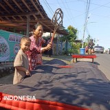 Lebih dari Sekadar Menjemur, Menengok Makna Tradisi Mepe Kasur di Banyuwangi