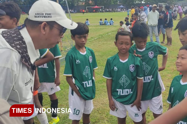 Ketua Askab PSSI Banyuwangi, Michael Edy Hariyanto, SH MH, saat memberi semangat dan motivasi kepada pemain sepak bola cilik peserta Turnamen Barokah Rizki Cup II, di Lapangan Barat Stadion Diponegoro. (Foto : Dokumentasi TIMES Ind