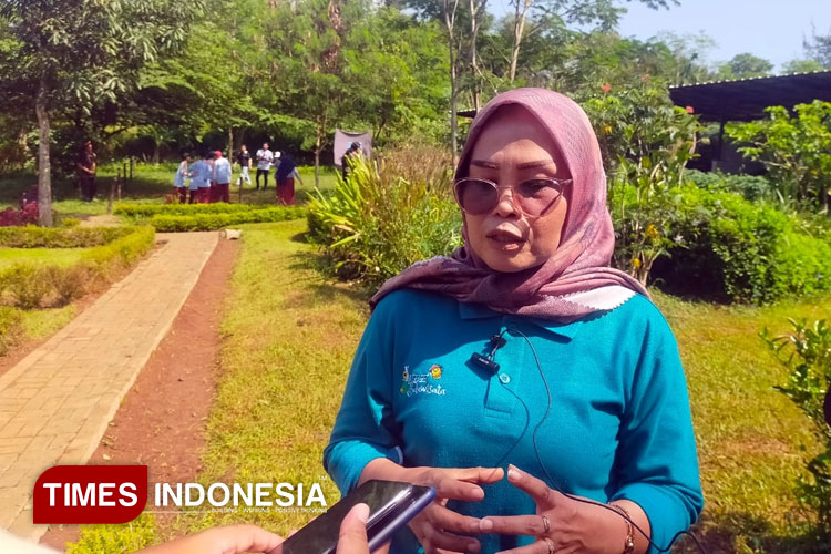 Ketua KUBE , Nining S memberikan penjelasan kepada awak media perihal kegiatan outdoor bagi siswa-siswi (Foto: Djarot/TIMES Indonesia)