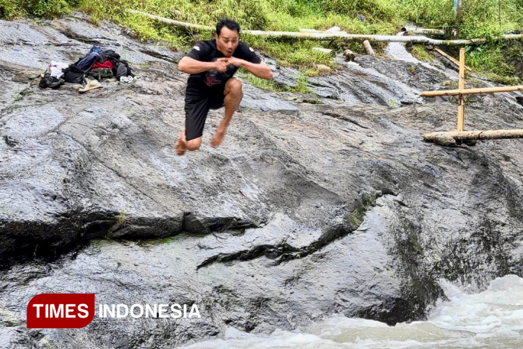 Pemandangan-Sungai-Rabunan-dari-atas-bukit-kaki-Gunung-Argopuro-b.jpg