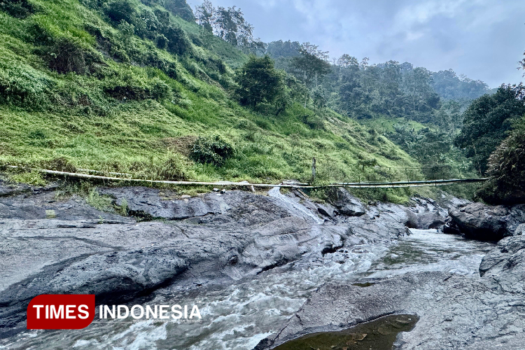 Pemandangan-Sungai-Rabunan-dari-atas-bukit-kaki-Gunung-Argopuro-c.jpg