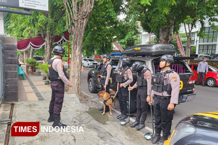 Unit pengamanan Polresta Banyuwangi saat peringatan Kenaikan Isa Al Masih. (Foto : Anggara Cahya/TIMES Indonesia)