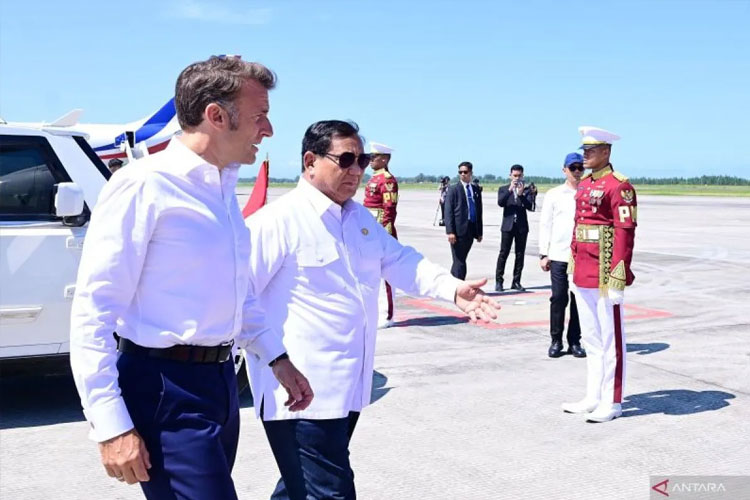 Presiden RI Prabowo Subianto dan Presiden Prancis Emmanuel Macron bersiap menaiki helikopter bersama di Bandara Internasional Yogyakarta, Kulon Progo, Kamis (29/5/2025). (Foto: Biro Pers Sekretariat Presiden)