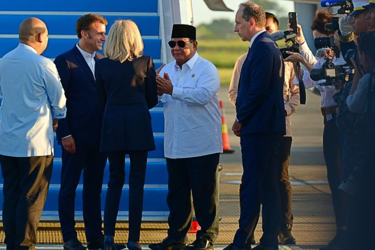 Presiden RI Prabowo Subianto saat mengantar langsung keberangkatan Presiden Prancis Emmanuel Macron menuju Singapura di Bandara Internasional Yogyakarta, Kamis (29/5/2025). (Foto: ANTARA/HO-Biro Pers Sekretariat Presiden)
