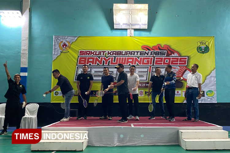 Pakai topi, Wakil Bupati Banyuwangi, Ir. H. Mujiono, MSi, saat membuka SirkaB PBSI Banyuwangi 2025 Series 2. (Foto: Fazar Dimas/TIMES Indonesia).