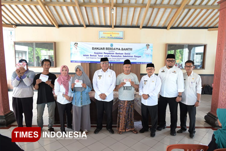 Pastikan Penyaluran Lancar, Wali Kota Banjar Pantau Pembagian Bansos di Desa Langensari