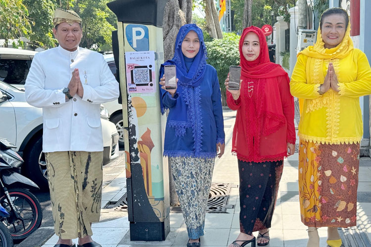 Ilustrasi pembayaran parkir menggunakan QRIS di Balai Kota. (Foto: Humas Pemkot Surabaya)