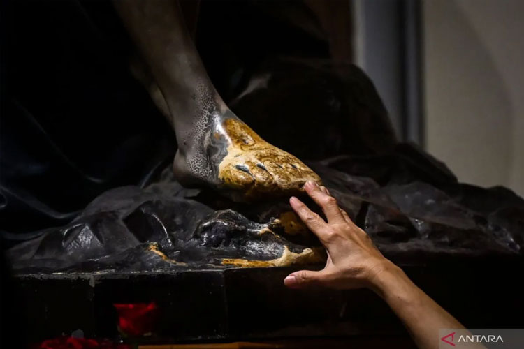 Umat Katolik berdoa sambil memegang patung Yesus saat mengikuti misa kenaikan Yesus Kristus di Gereja Katedral, Jakarta, Kamis (29/5/2025). (FOTO: ANTARA FOTO/Rivan Awal Lingga/foc)