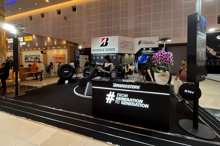 Bridgestone mengusung display ban EV-ready Turanza 6 dan Ecopia EP300 di IIMS Surabaya 2025, Jumat (30/5/2025). (fOTO: Dok.Bridgestone)