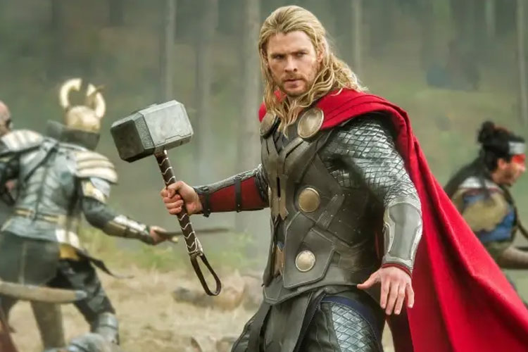 Chris-Hemsworth-sebagai-Thor-2.jpg