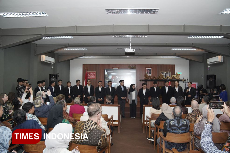 Mahasiswa King's College London saat mengenalkan diri ke Country Director British Council, Wakil Menteri Pendidikan, Kebudayaan, Riset, dan Teknologi, Gubernur Jawa Timur, serta jajaran direksi KEK Singhasari. (FOTO: AJP TIMES Indonesia)