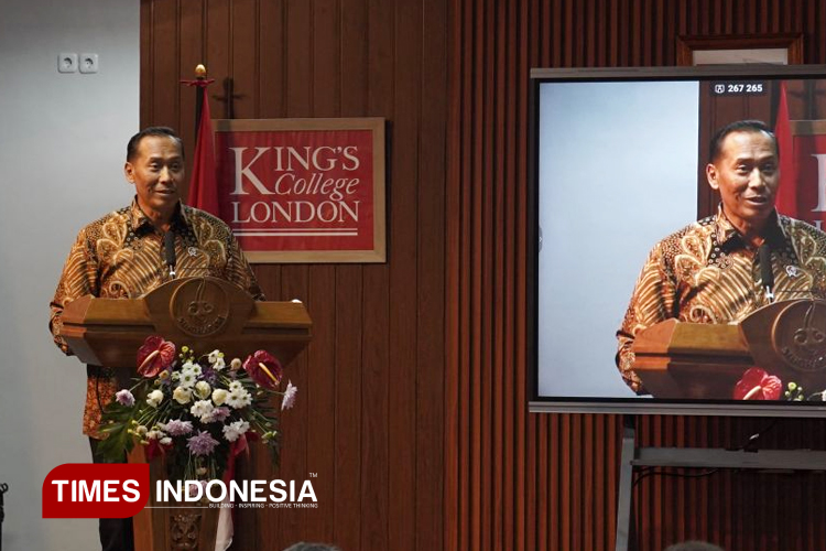 Wakil Menteri Pendidikan, Kebudayaan, Riset, dan Teknologi Bidang Sains dan Teknologi, Dr. H. Fauzan, saat berpidato pada acara Peresmian Grand Launching King's College London. (FOTO: AJP TIMES Indonesia)