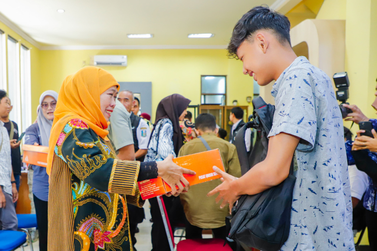 Gubernur-Khofifah-saat-meninjau-Posko-SPMB-Tahun-2025-h.jpg