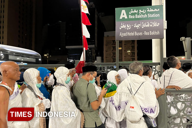 Antrean naik bus Shalawat di Rea Bask Station, Jumat (30/5/2025) pagi waktu Arab Saudi. Jumat hari ini, operasional Bus Shalawat akan dihentikan sementara, jemaah diimbau shalat jumat di hotel. (foto: Dewi Soraya Rachmah/TIMES Indonesia)