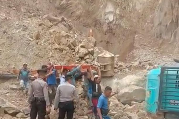 Tim petugas gabungan evakuasi korban longsor tambang di Gunung Kuda Cirebon. (FOTO: tangkapan layar)