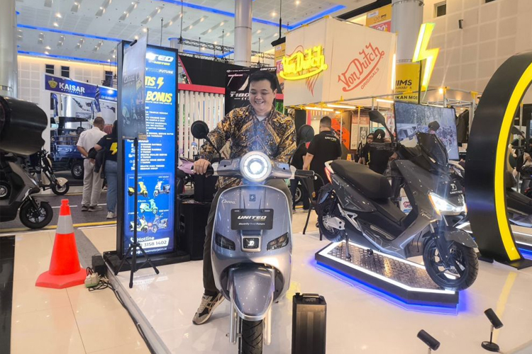 PT Integral Motor Indonesia selaku distributor United E-Motor di Wilayah Jawa Timur turut memamerkan sejumlah motor listrik andalannya untuk dipamerkan di IIMS Surabaya 2025, Jumat (30/5/2025). (FOTO: Dok.UNTD)