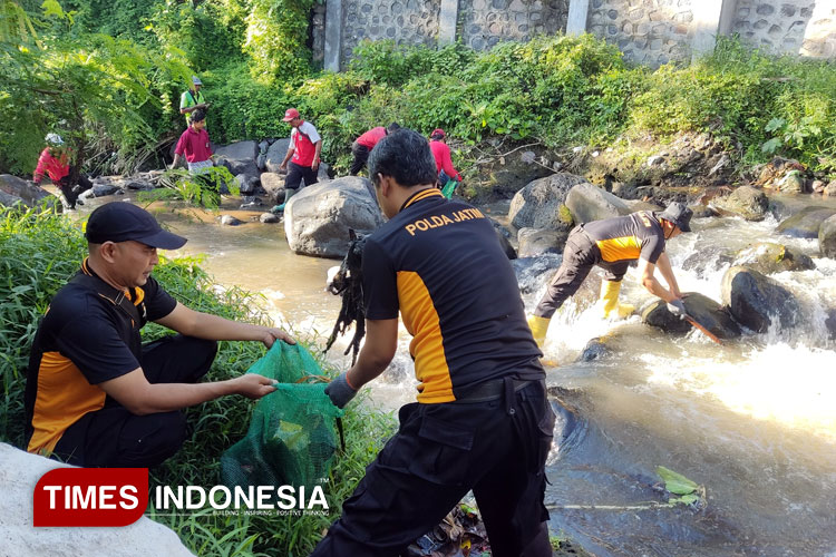 Polisi Banyuwangi Sisir Sungai Banyulanang, Angkat Sampah Biang Kerok Banjir