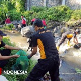 Polisi Banyuwangi Sisir Sungai Banyulanang, Angkat Sampah Biang Kerok Banjir