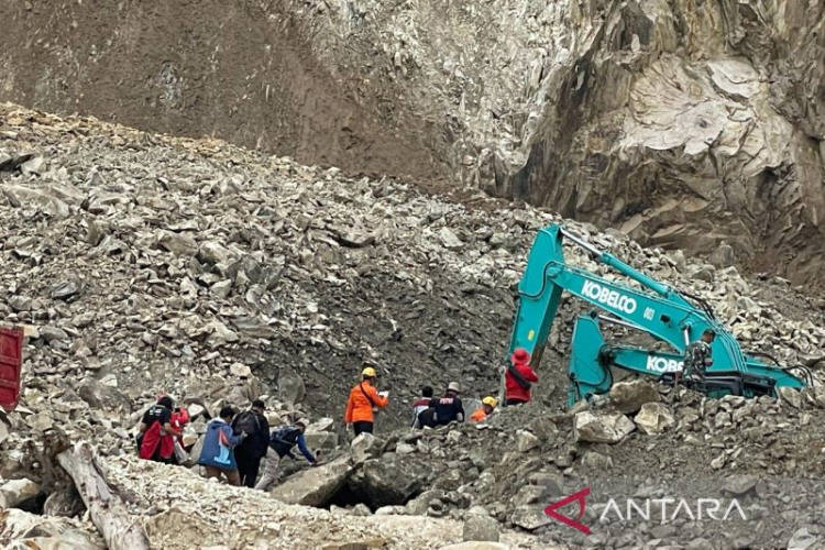 Suasana proses evakuasi korban longsor di Gunung Kuda Cirebon, Jawa Barat, Jumat (30/5/2025). (Foto: Antara/Fathnur Rohman)