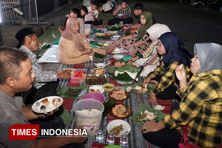 Ribuan Orang Tumpah Ruah Makan Tumpeng di Sepanjang Jalan Banyuwangi