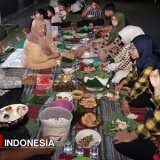 Ribuan Orang Tumpah Ruah Makan Tumpeng di Sepanjang Jalan Banyuwangi