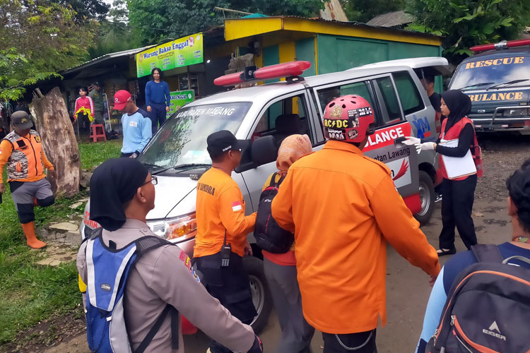 Tampak petugas dan SAR mengevakuasi salah satu pendaki usai ditemukan tersesat di area bukit Lincing kawasan Gunung Arjuno, kemarin. (Foto: Humas Polres)