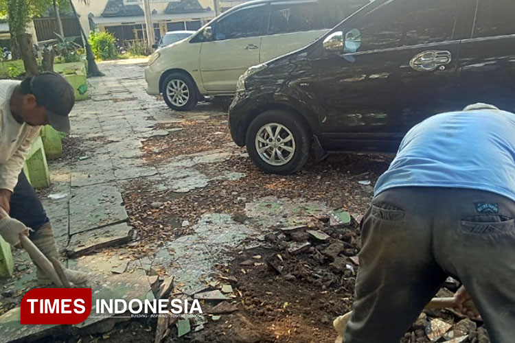 Kondisi taman Mochtar Pemalang yang rusak dan beberapa kendaraan parkir naik ke trotoar taman. (Foto: Ragil/TIMES Indonesia)