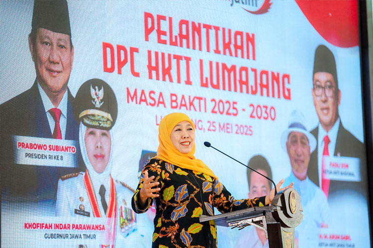 Gubernur Khofifah saat menghadiri pelantikan DPC HKTI Kabupaten Lumajang masa bhakti 2025–2030 di Pendopo Arya Wiraraja, Kabupaten Lumajang, pada pekan lalu.(FOTO: Dok.Humas Pemprov Jatim)