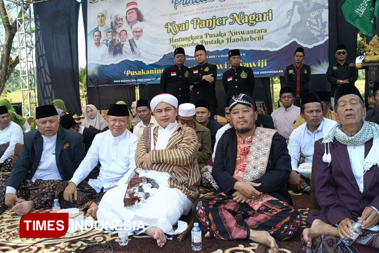 Tampak KH Imaduddin Utsman bersama KH Tobroni Syihab, KH Abdurrahman Efendi, Idham Cholid, dan tokoh lainnya pada acara Haul Ki Ageng Wonosobo di Lapangan Desa Plobangan. (FOTO: Panitia for TIMES Indonesia)
