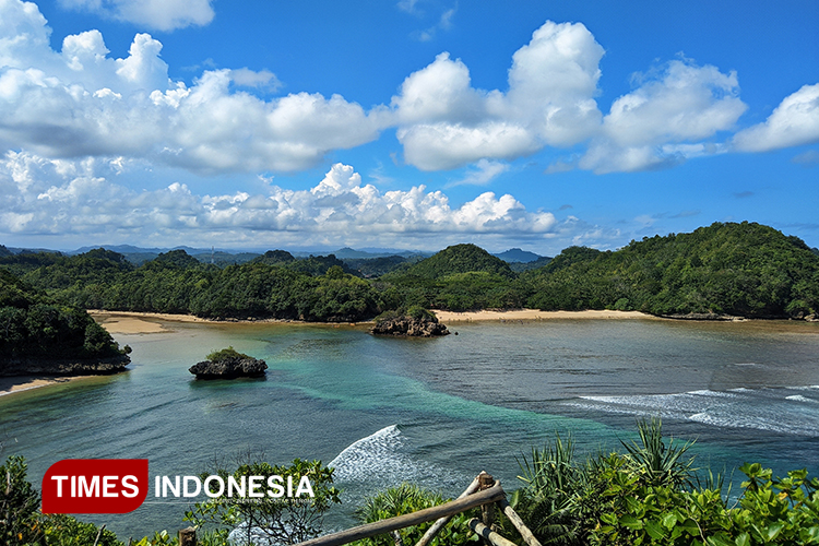 Pantai Teluk Asmara. (FOTO: Kontributor TIMES Indonesia, Nindy Aurel)