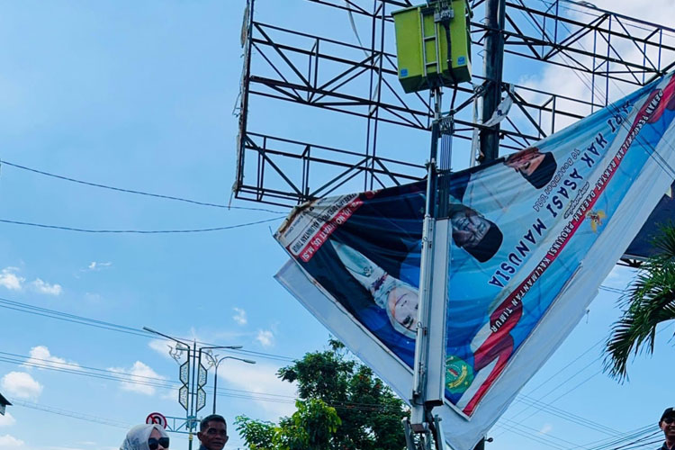 DPMPTSP Kota Bontang Tertibkan Baliho Demi Keselamatan Pengguna Jalan