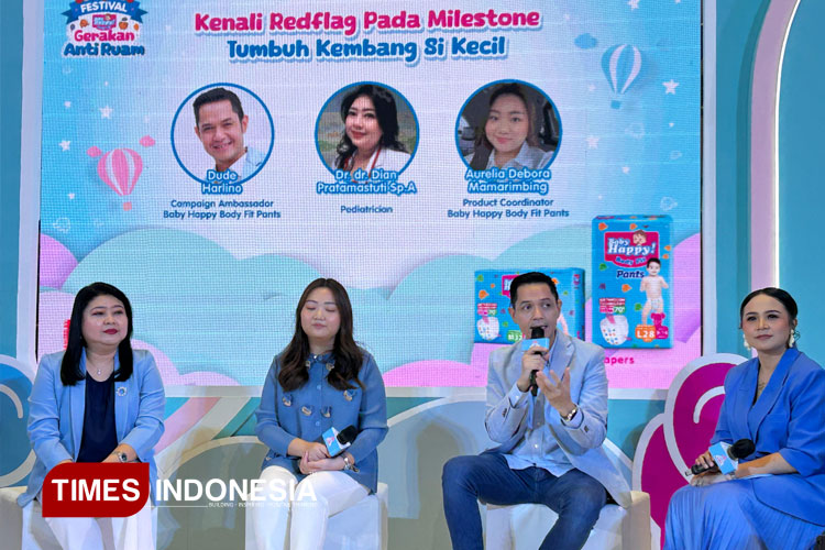 Dude Harlino Bagikan Pengalaman Asuh Bayi di Festival Baby Happy