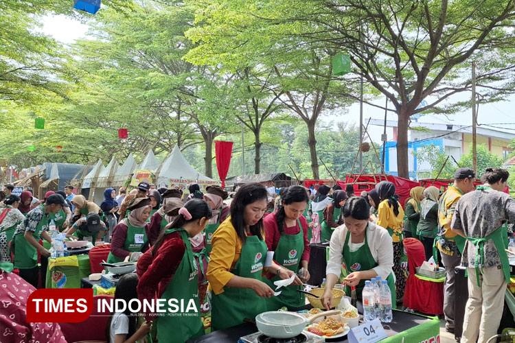 Adu Kreasi Mie Meriahkan Kuno Kini Fest 2025, Ratusan Peserta Adu Resep di Simpang Lima Gumul