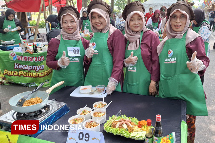 lomba-Adu-Kreasi-Mie-menyajikan-mie-goreng.jpg