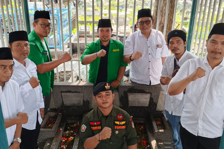 Forkom Jurnalis Nahdliyin bersama GP Ansor Surabaya ziarah ke makam Wali Kota Surabaya pertama, dr. Radjamin Nasution di Hari Jadi Kota Surabaya ke-732, Sabtu (31/5/2025). (FOTO: Dok.FJN)